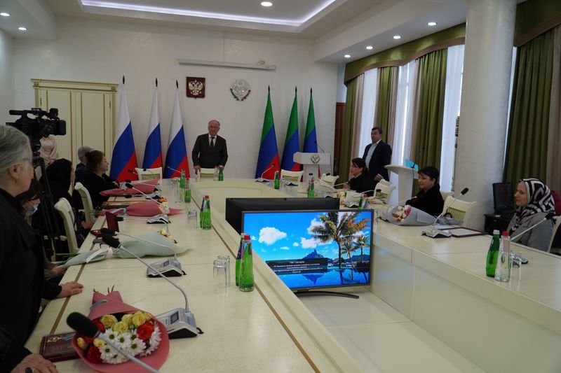 Абдулпатах Амирханов в преддверии 8 марта вручил дагестанкам государственные награды