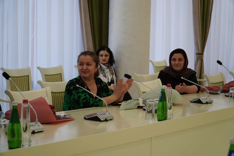Абдулпатах Амирханов в преддверии 8 марта вручил дагестанкам государственные награды