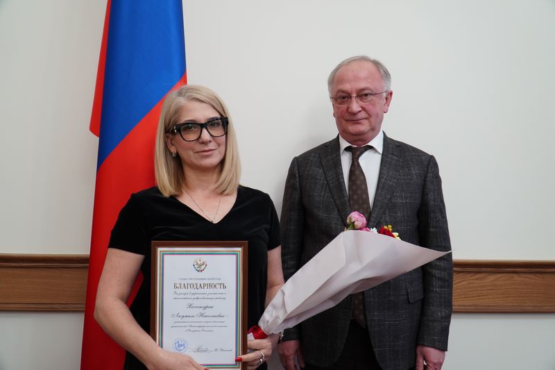 Премьер-министр Дагестана вручил награды сотрудникам Администрации Главы и Правительства РД