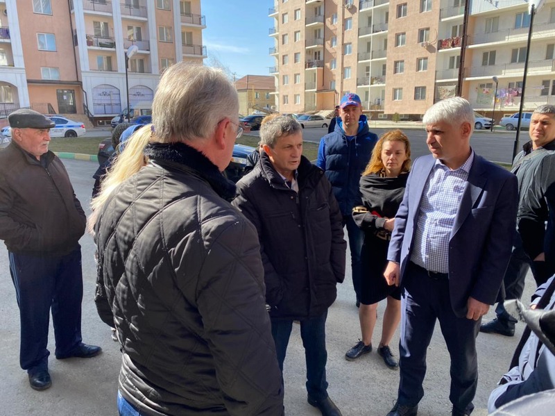 Абдулпатах Амирханов проверил ход устранения нарушений в доме для переселенцев из аварийного жилья