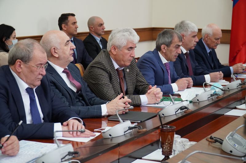 Абдулпатах Амирханов поручил проработать вопросы строительства объектов инженерной инфраструктуры на переселенческой территории Новолакского района