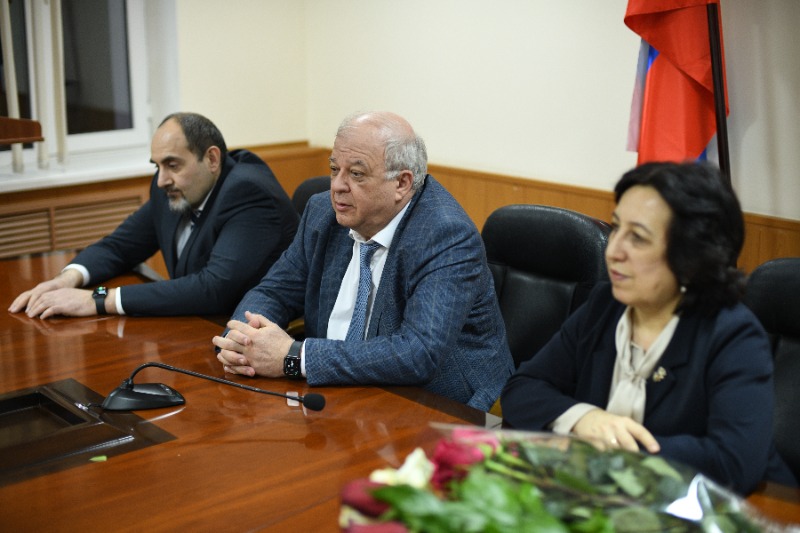 Коллективу Минобрнауки Дагестана представили нового руководителя