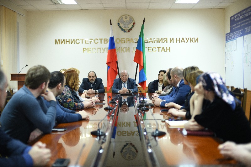 Коллективу Минобрнауки Дагестана представили нового руководителя