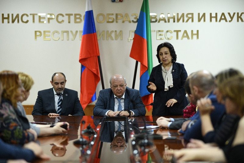 Коллективу Минобрнауки Дагестана представили нового руководителя
