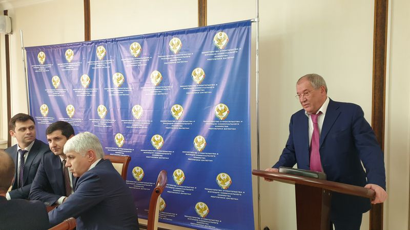 Артура Сулейманова представили в качестве министра строительства Дагестана