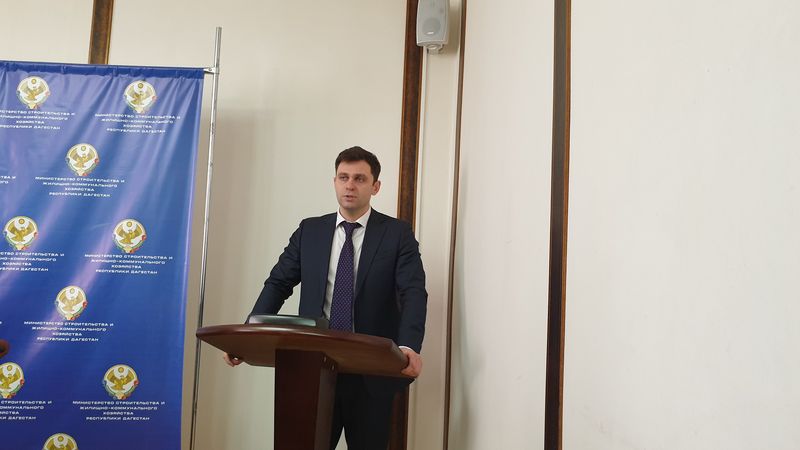 Артура Сулейманова представили в качестве министра строительства Дагестана