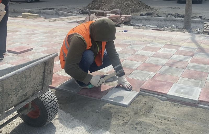 Батыр Эмеев проинспектировал ход работ по благоустройству дворовых территорий в Махачкале