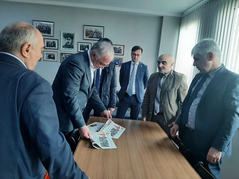 Абдулпатах Амирханов посетил газетно-журнальный комплекс в Махачкале