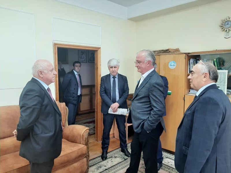 Абдулпатах Амирханов посетил газетно-журнальный комплекс в Махачкале