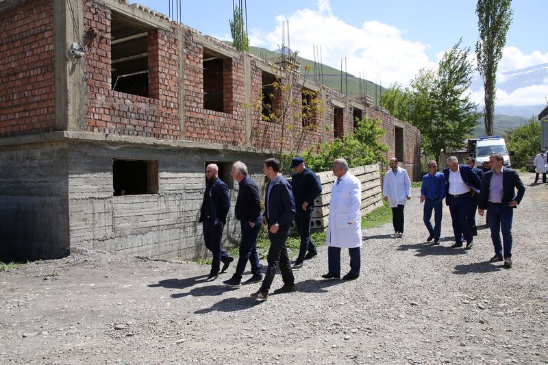 Абдулпатах Амирханов поручил завершить строительство больницы в селе Усухчай