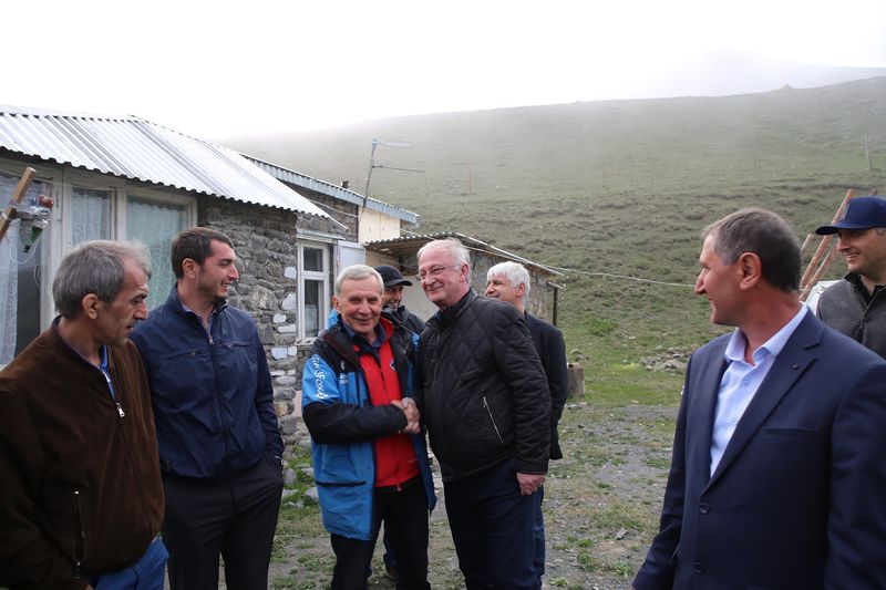 Абдулпатах Амирханов посетил школу и альпинистский лагерь в селе Куруш