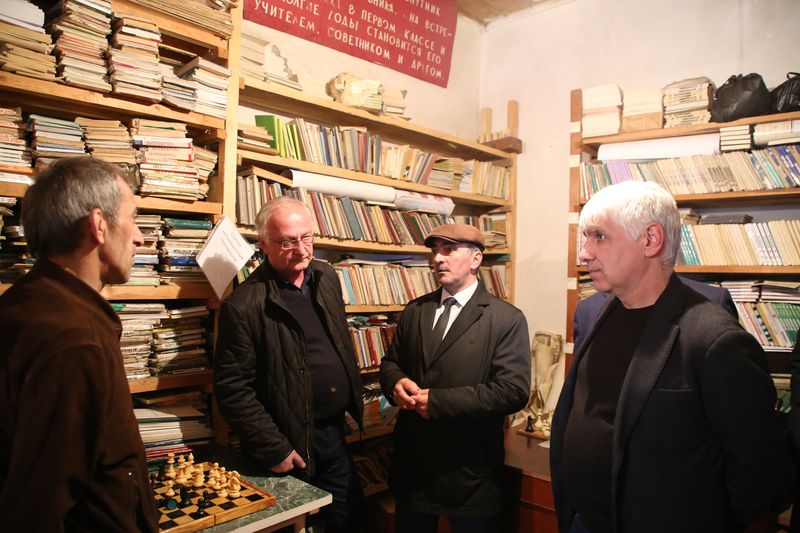 Абдулпатах Амирханов посетил школу и альпинистский лагерь в селе Куруш