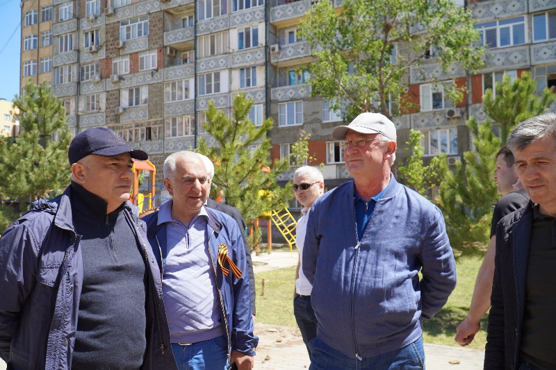 В Каспийске ко Дню Победы благоустроили сквер