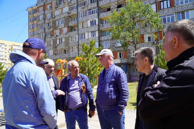 В Каспийске ко Дню Победы благоустроили сквер