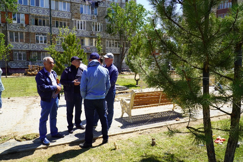 В Каспийске ко Дню Победы благоустроили сквер