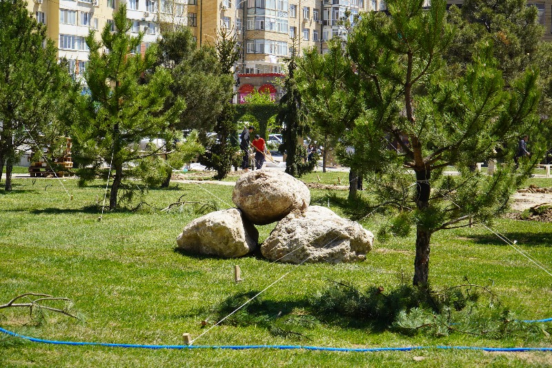В Каспийске ко Дню Победы благоустроили сквер