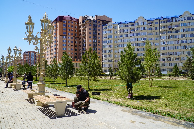 В Каспийске ко Дню Победы благоустроили сквер