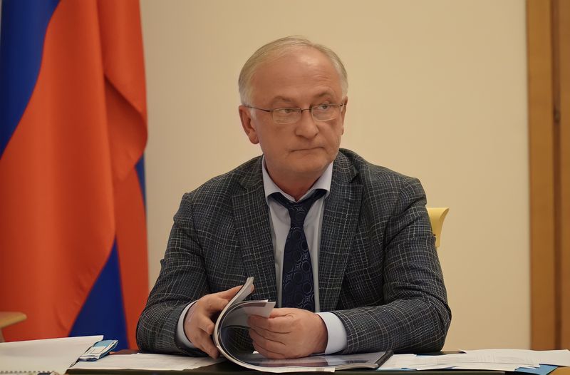 Ликвидацию трехсменного режима обучения в Махачкале обсудили под руководством Абдулпатаха Амирханова