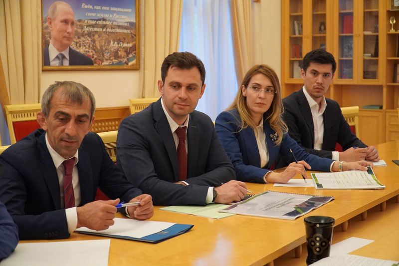 Ликвидацию трехсменного режима обучения в Махачкале обсудили под руководством Абдулпатаха Амирханова