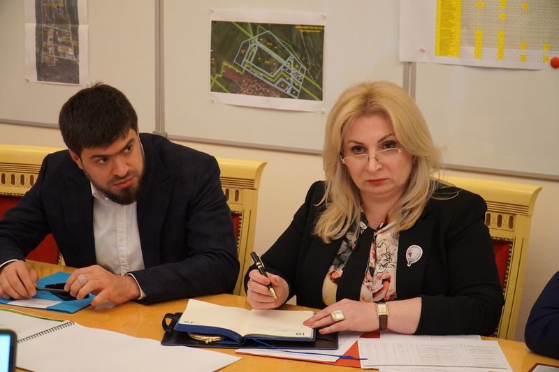 Ликвидацию трехсменного режима обучения в Махачкале обсудили под руководством Абдулпатаха Амирханова