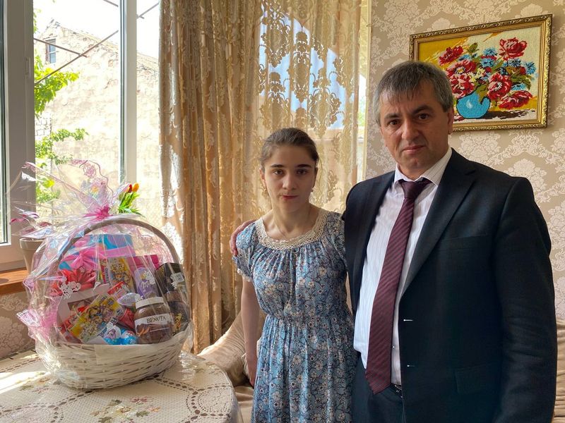 Нюсрет Омаров поздравил многодетную семью из Махачкалы с Днём защиты детей