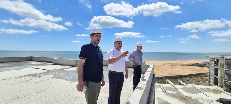 Батыр Эмеев ознакомился с ходом строительства курортно-гостиничного комплекса «Atlantis Marina»
