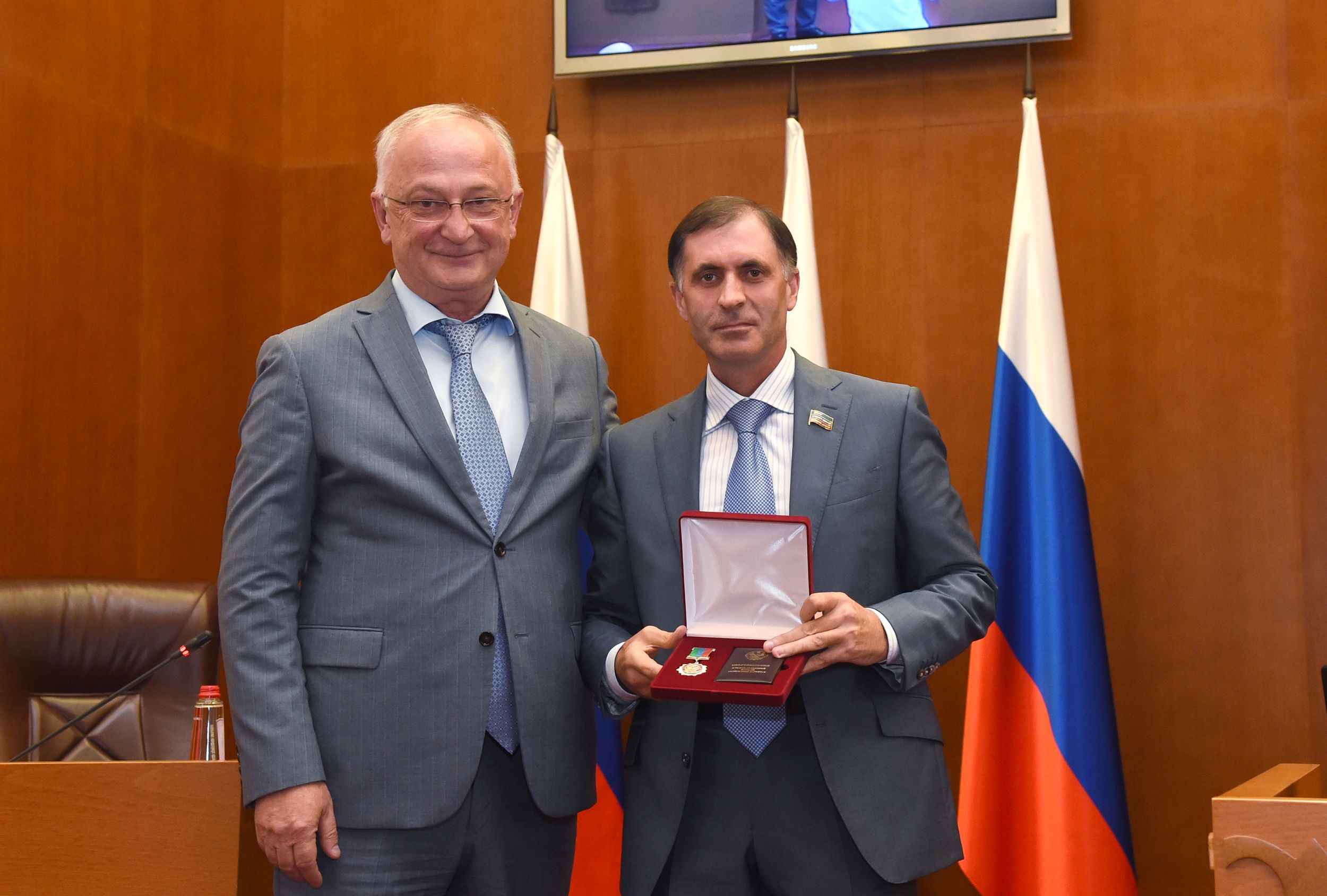 Абдулпатах Амирханов от лица Врио Главы РД вручил госнаграды депутатам Народного Собрания республики