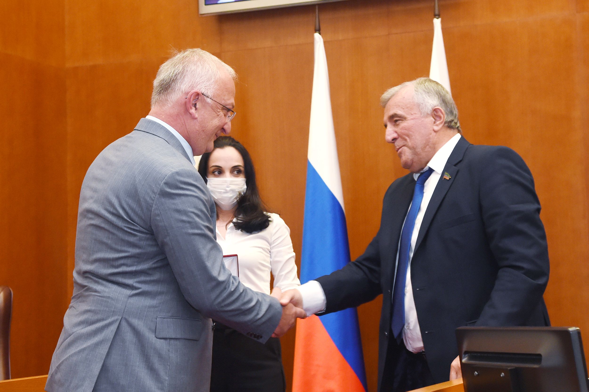 Абдулпатах Амирханов от лица Врио Главы РД вручил госнаграды депутатам Народного Собрания республики