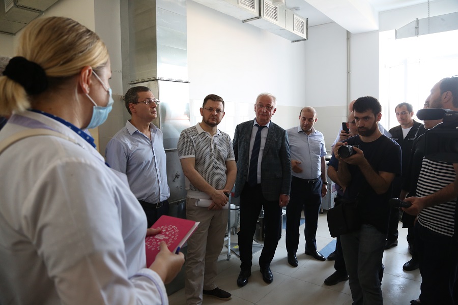 Абдулпатах Амирханов проверил готовность двух новых детских садов Махачкалы к открытию