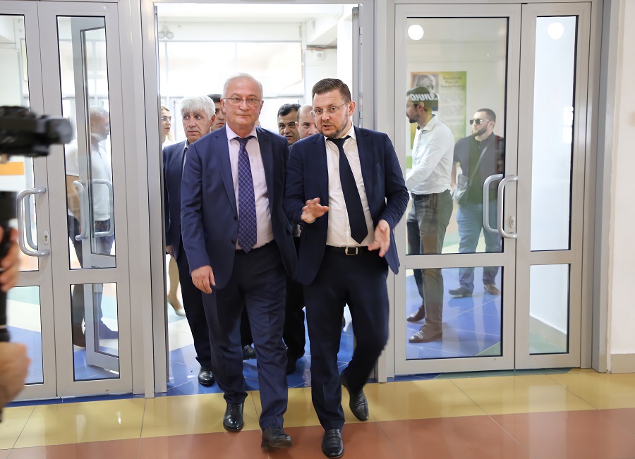 Абдулпатах Амирханов поздравил школьников Махачкалы с Днем знаний