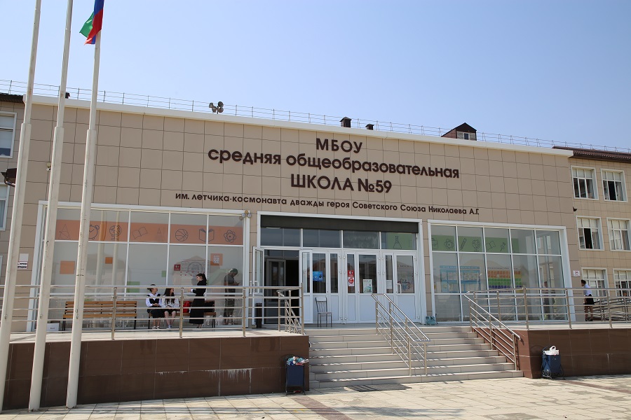 Абдулпатах Амирханов поздравил школьников Махачкалы с Днем знаний
