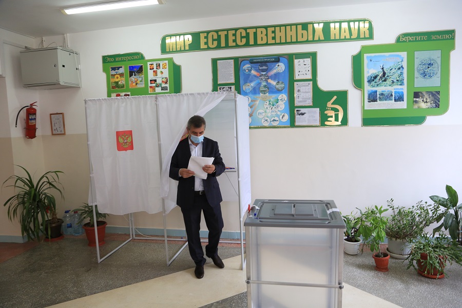 Первый вице-премьер Нюсрет Омаров проголосовал на выборах депутатов Госдумы и Народного Собрания РД