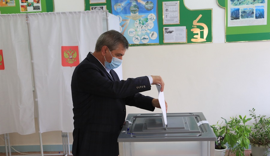 Первый вице-премьер Нюсрет Омаров проголосовал на выборах депутатов Госдумы и Народного Собрания РД