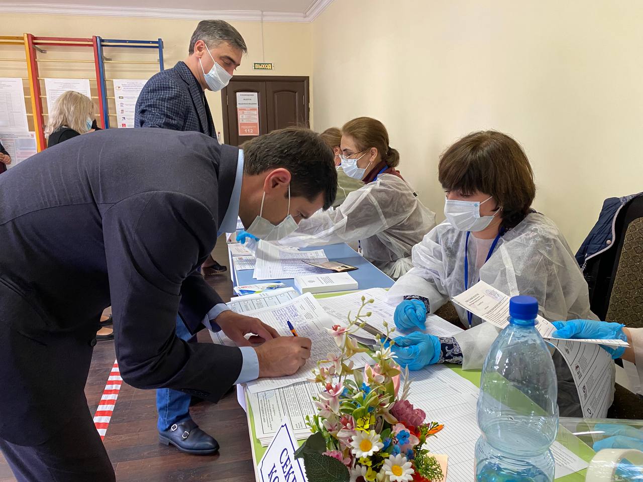 Батыр Эмеев проголосовал на выборах депутатов в Госдуму и Народное Собрание РД