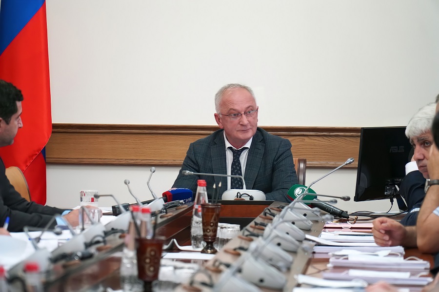 Абдулпатах Амирханов поручил активизировать работу по ликвидации убыточных ГУПов