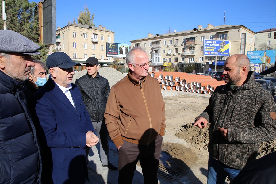 Абдулпатах Амирханов проинспектировал ход реконструкции улицы Коркмасова в Махачкале