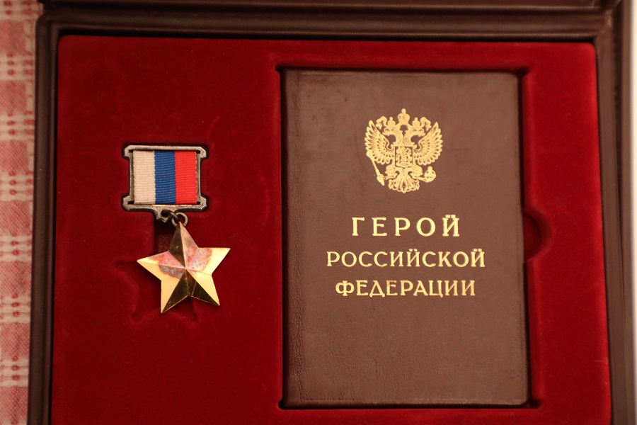 Абдулпатах Амирханов поздравил вдову Героя РФ Сергея Подвального с Днём Героев Отечества