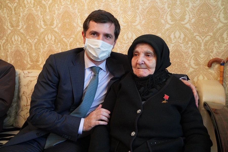 Батыр Эмеев поздравил ветеранов труда с Днем Героев Отечества