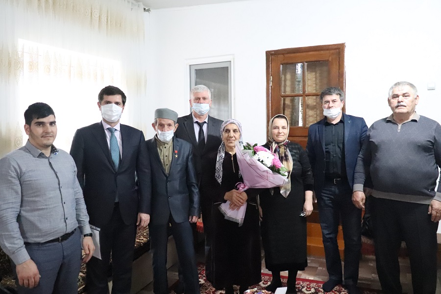 Батыр Эмеев поздравил ветеранов труда с Днем Героев Отечества