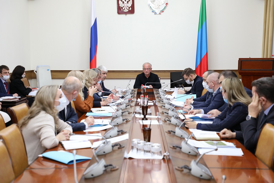 Абдулпатах Амирханов провёл совещание по подготовке к юбилею Расула Гамзатова