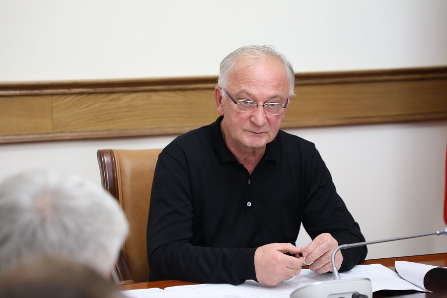 Абдулпатах Амирханов провёл совещание по подготовке к юбилею Расула Гамзатова