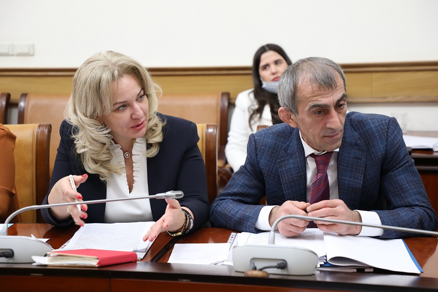 Абдулпатах Амирханов провёл совещание по подготовке к юбилею Расула Гамзатова