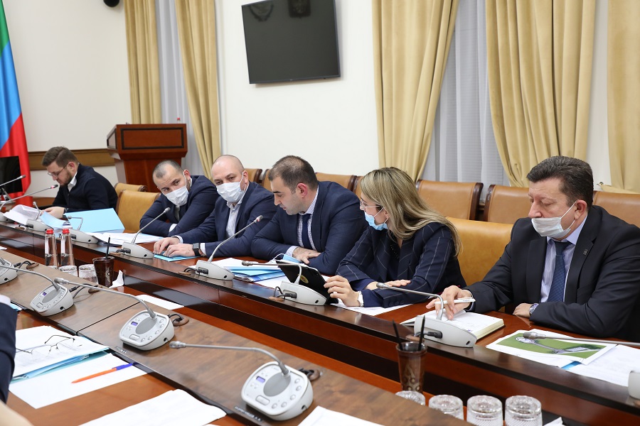 Абдулпатах Амирханов провёл совещание по подготовке к юбилею Расула Гамзатова