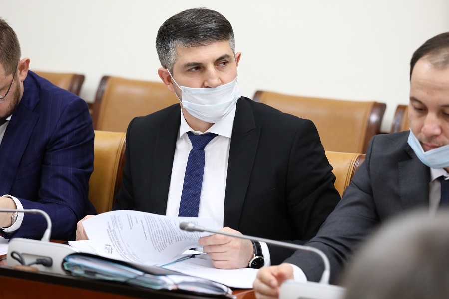 Пресечение нелегальной работы майнинг-ферм обсудили под руководством Абдулпатаха Амирханова