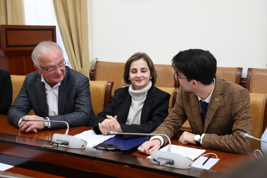 Премьер-министр Дагестана встретился с победителями конкурса «Большая перемена»