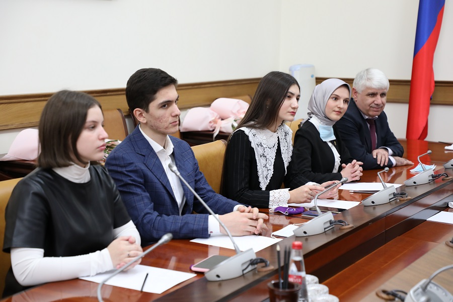 Премьер-министр Дагестана встретился с победителями конкурса «Большая перемена»