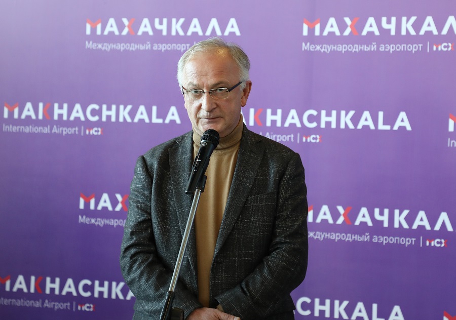Абдулпатах Амирханов поздравил 2-миллионного пассажира, обслуженного за год в аэропорту Махачкалы