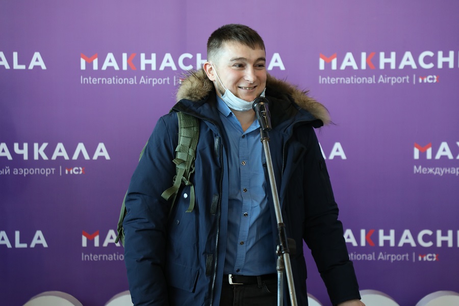Абдулпатах Амирханов поздравил 2-миллионного пассажира, обслуженного за год в аэропорту Махачкалы