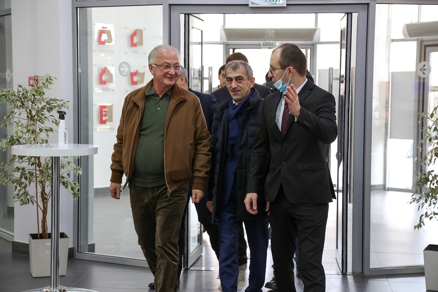 Абдулпатах Амирханов вручил награды сотрудникам МФЦ