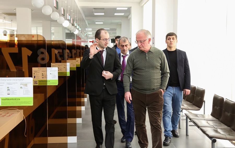 Абдулпатах Амирханов вручил награды сотрудникам МФЦ